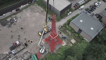 Po dlhočiznej výrobe dôchodca uskutočnil svoj sen. Na dvore postavil presnú repliku Eiffelovej veže
