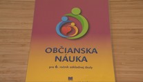 Učebnicu občianskej náuky, ktorá učí o rozvrátených rodinách, nestiahnu. Rezort však avizuje zmeny