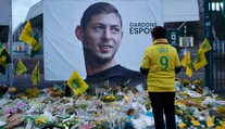 Nájdené telo z vraku lietadla už vytiahli. Stále sa nevie, či ide o futbalistu Salu