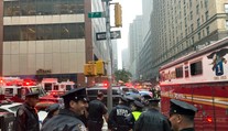 Panika na newyorskom Manhattane: Do budovy vrazil vrtuľník, pri nehode zahynul pilot