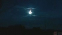 Nebeské divadlo v Japonsku. Oblohu v noci rozžiaril modrobiely ohňový meteorit