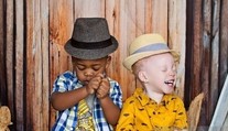 Narodili sa jej dvojičky, každé s inou farbu pleti. Myslela si, že jej deti v nemocnici vymenili