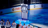 Dosluhujúci prezident IIHF Fasel sa rozlúčil exhibíciou. Nechýbali v nej aj traja Slováci