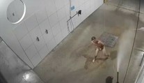VIDEO: Odvážlivec je hviezdou internetu. Nahý sa kúpal v autoumyvárni