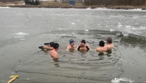Skok do ľadovej vody posilňuje telo aj myseľ. Niektorí by sa mu však mali vyhnúť