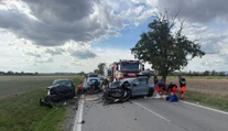 Vážna nehoda pri Senci. Po čelnej zrážke áut hlásia ťažko zranených, cesta je neprejazdná