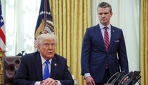 Ďalší škandál v USA: Minister si o úderoch na Jemen písal aj do skupiny s jeho blízkymi na Signale
