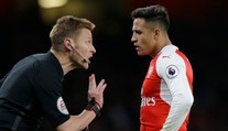 VIDEO: Alexis Sanchéz predviedol trápne divadlo, ale rozhodca mu na to neskočil