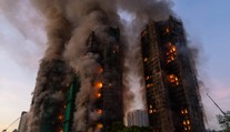 OBRAZOM: Peklo v Hongkongu, vyše 100 mŕtvych. Ako mohol oheň pohltiť osem vežiakov za pár minút?