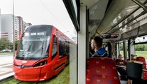 Ušetrite až 370 eur ročne. V Bratislave si už kúpite električenku priamo na zastávke