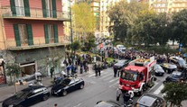 Lúpež banky za bieleho dňa. Zlodeji držali 25 rukojemníkov, keď dnu vtrhli policajti, boli už fuč