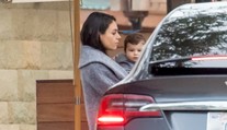 Mila Kunis a Ashton Kutcher konečne ukázali synčeka. To je ale vlasáč
