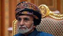 Len pár hodín po smrti ománskeho sultána zložil prísahu jeho nástupca