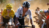 Jazdec tímu Sky Egan Bernal utrpel po hororovom páde krvácanie do mozgu