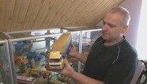 Skladá modely nákladiakov z papiera. V zbierke nechýbajú ani tie, na ktorých aj jazdil