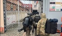 VIDEO: Rukojemnícka dráma v centre Serede. V byte sa zabarikádoval muž so zbraňou