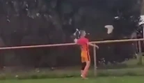 VIDEO: Frustrovaný hráč šokoval svojim skratom: Jediným kopancom zabil sliepku