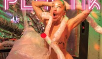 Že sa nedá zájsť ešte ďalej? Nahá Miley na najnechutnejších fotkách kariéry