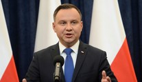 Duda podpíše zákon, ktorý bude trestať za výroky obviňujúce Poliakov z holokaustu