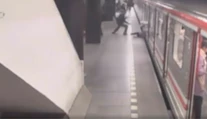VIDEO: Sekundy od tragédie. Žena v Prahe spadla pod metro, zachránili ju cestujúci