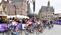 VIDEO: Zrútila sa takmer polovica pelotónu. Sagan si po hromadnom páde natrhol sval
