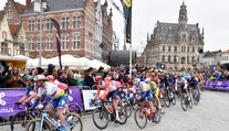 VIDEO: Zrútila sa takmer polovica pelotónu. Sagan si po hromadnom páde natrhol sval