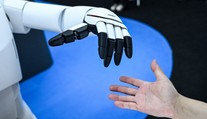 Doktori vs. umelá inteligencia: Lekári zvíťazili v empatii, AI im dýcha na päty v jednej veci