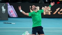 Novak Djokovič zabojuje o rekordný grandslamový titul. Po veľkej dráme postúpil do finále