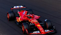 Verstappen skončil na tréningu pred VC Singapuru mimo elitnej trojky. Najrýchlejší čas mal Leclerc