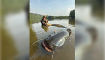 FOTO+VIDEO: Ako to robí? Z vody vytiahol monštruózneho sumca s neuveriteľnou dĺžkou. Vágner prekonal vlastný rekord