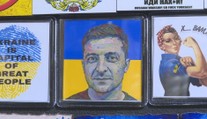 Zosmiešňujú nepriateľa aj glorifikujú hrdinov. Časť zisku zo suvenírov ide ukrajinským vojakom