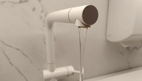 Účet za vodu príde aj tomu, kto ani neotvorí kohútik. Vodárenské spoločnosti zavádzajú nový fixný poplatok