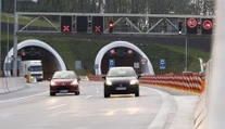 V tuneli Sitina sa zrazili štyri autá, vodiči sa zdržia poriadne dlho