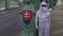 Zo dňa na deň bez peňazí. Slnečné lúče môžu Tomáša zabiť, napriek tomu úrady zobrali jeho mame dôležitý príspevok