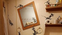 Aj Banksy pracuje z domu. Vtipné umelecké dielo vytvoril v kúpeľni