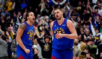 VIDEO: Tak toto sa v NBA často nevidí. Srbský bombardér Jokič opäť ohúril Ameriku, trafil nemožné
