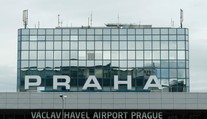 Cestujúci museli čakať niekoľko hodín. Lietadlo z Prahy neodletelo z bizarného dôvodu