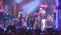 Objatia, tance, bozky aj prípitok. Silvestrovská atmosféra na námestiach prilákala tisícky ľudí