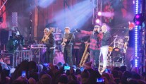 Objatia, tance, bozky aj prípitok. Silvestrovská atmosféra na námestiach prilákala tisícky ľudí