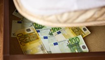 Pod "posteľou" máme ešte schovaných takmer 19 mil. slovenských bankoviek