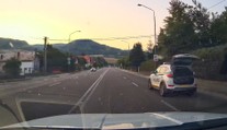 Bežným Slovákom za to hrozí pokuta. Čitatelia sa pýtajú: Prečo policajtom nie? (VIDEO)