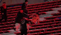 VIDEO: Násilnosti fanúšikov v Argentíne priniesli zranených aj mnoho zatknutých. Zápas predčasne ukončili