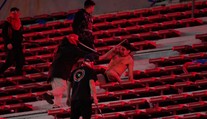 VIDEO: Násilnosti fanúšikov v Argentíne priniesli zranených aj mnoho zatknutých. Zápas predčasne ukončili