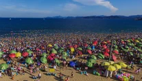 VIDEO: Deku si tu len tak nerozložíte. Najpreplnenejšiu pláž sveta za jediný deň navštívilo 210-tisíc ľudí