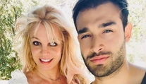 Britney je zasnúbená. A prsteň? Neprehliadnuteľný