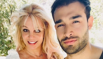 Britney je zasnúbená. A prsteň? Neprehliadnuteľný