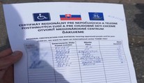 Podvodníci pristihnutí priamo pri čine. Pozrite sa na ich reakciu