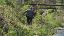 Koryto potoka im zarastá, vodohospodári im nepomáhajú. Na Považí vzali vec do vlastných rúk
