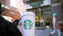 Starbucks má zaplatiť dychberúce odškodné mužovi, ktorému sa do rozkroku vylial horúci nápoj