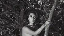 Nahá Kim Kardashian na strome. Bradavky jej zakrývajú iba hviezdičky